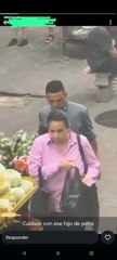 Joven 'bolsea' a mujer mientras va caminando en el centro de Tegucigalpa