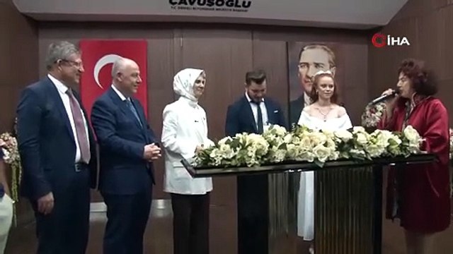 Bakan Göktaş, Aile ve Gençlik Fonu kullanan çiftin mutluluğuna ortak oldu