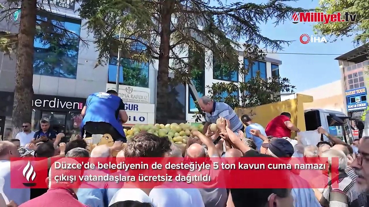 Cuma namazı çıkışı 5 ton yerli kavun ücretsiz dağıtıldı