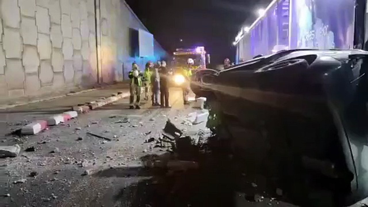 Vídeo del coche volcado en el parking de un centro comercial