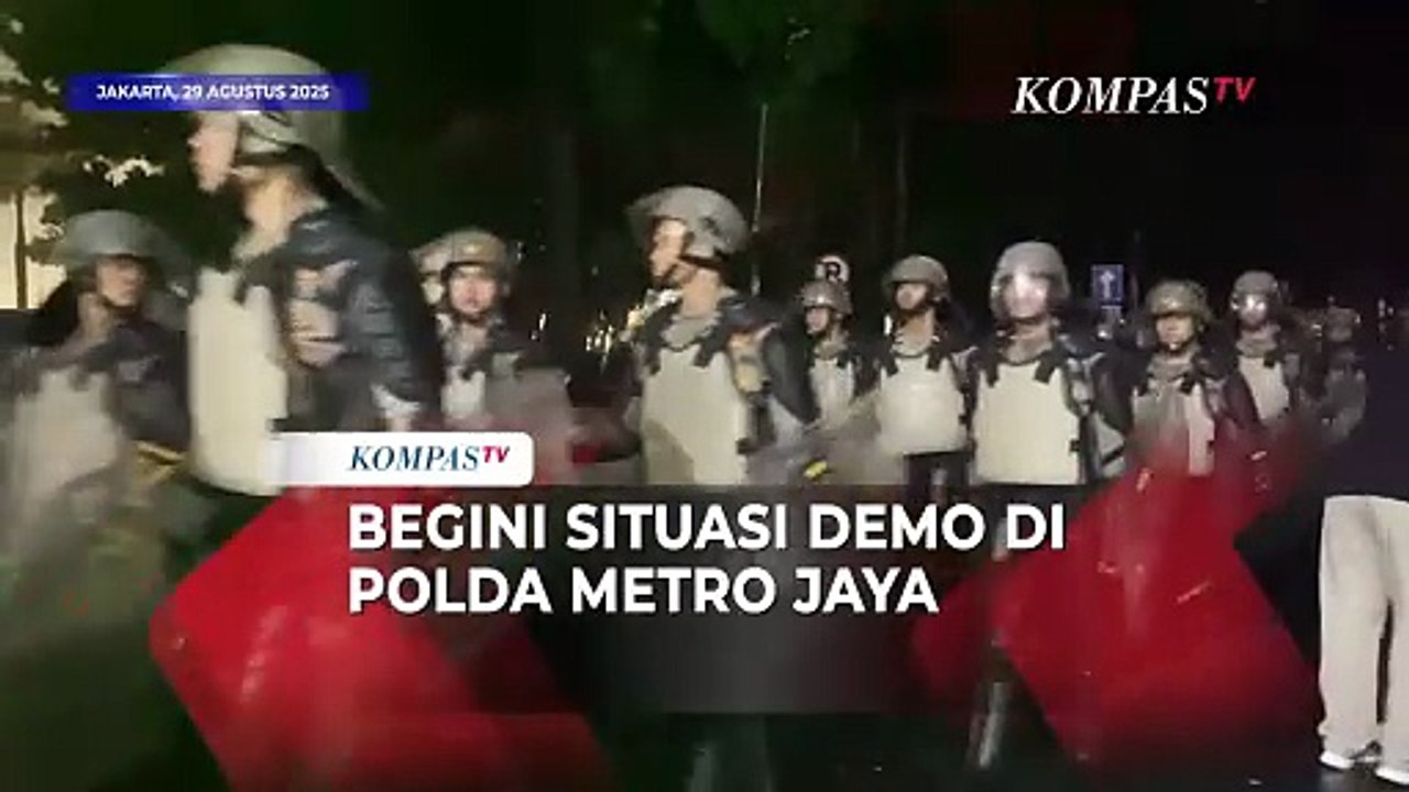 Situasi Malam di Polda Metro Jaya: Gas Air Mata Ditembakkan Polisi, Petasan Dilempar Massa