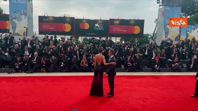 Venezia 82, Emi Renata Sakamoto sul red carpet con un abito sensualissimo in pizzo