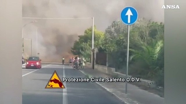 Incendio vicino a case vacanze, decine di evacuati nel Salento