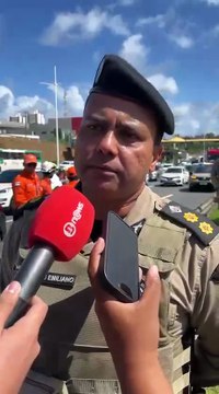 Homem assalta ônibus e entra em córrego após troca de tiros com Polícia Militar na Paralela