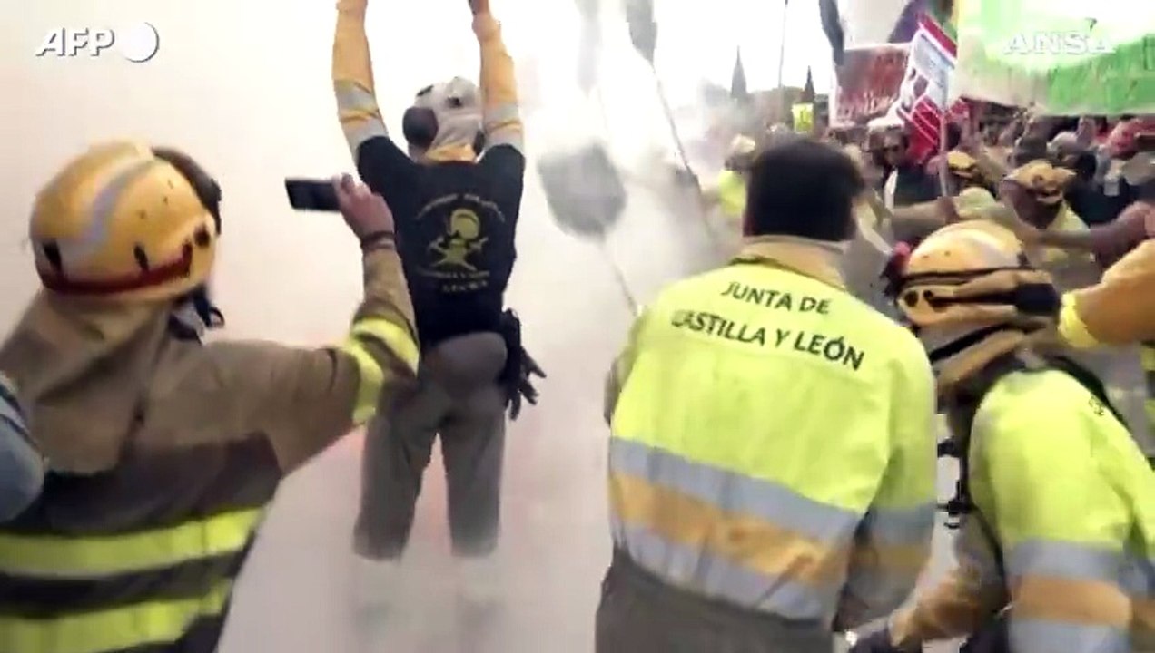 Spagna, la protesta dei Vigili del fuoco contro la gestione degli incendi