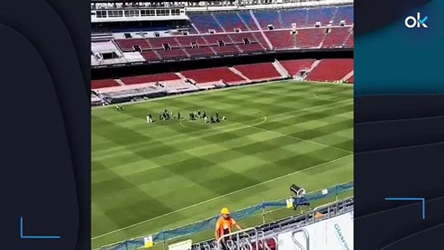Cazan a Laporta tumbado sobre el césped del Camp Nou… ¿grabando un anuncio de la vuelta del Barça?