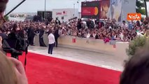 Venezia 82, fan in delirio per Julia Roberts. La star firma autografi sul red carpet