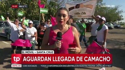 Con pancartas y banderas cruceñas, ciudadanos esperan al gobernador Camacho en el aeropuerto Viru Viru