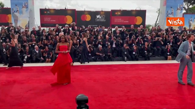 Venezia 82, Ayo Edebiri sfila in abito rosso sul red carpet di The Hunt