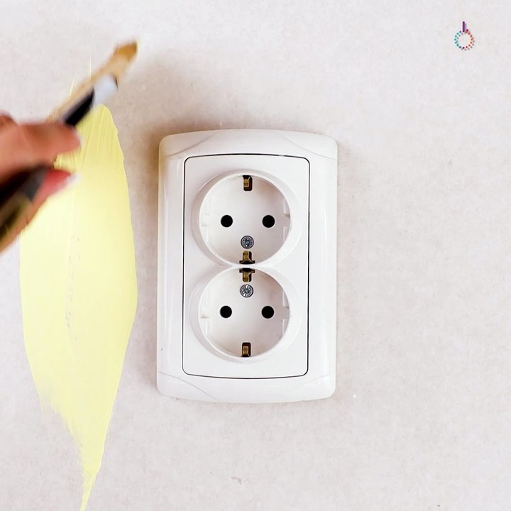 Smart hack for painting around outlets! 🔌💯