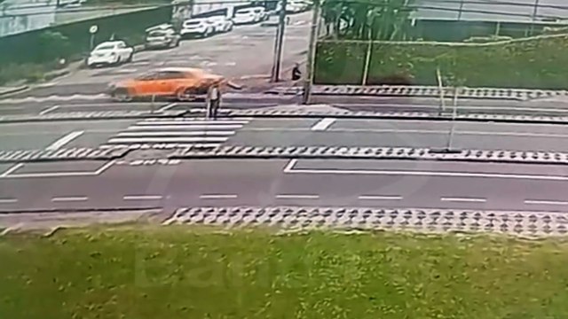 Idosa é atropelada por motocicleta enquanto atravessava rua em Curitiba; câmera contradiz versão de motociclista