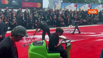 Venezia 82, il "red carpet" pulito con schiuma e spazzole dopo la parata di star del film "The Hunt"
