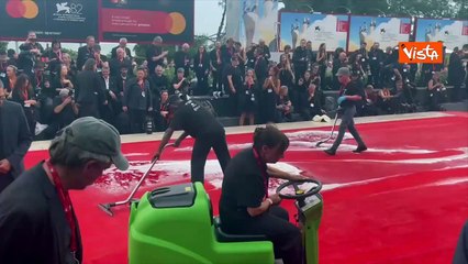 Venezia 82, il "red carpet" pulito con schiuma e spazzole dopo la parata di star del film "The Hunt"