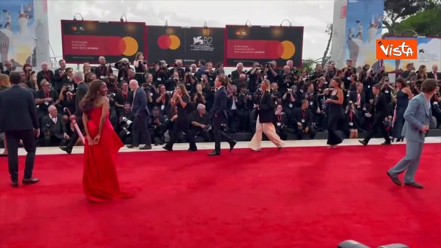 Venezia 82, Ayo Edebiri sfila in abito rosso sul red carpet di The Hunt