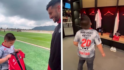 Aficionado de Atlas cumple su sueño de conocer al equipo tras hacerse viral en partido contra América por su triste expresión