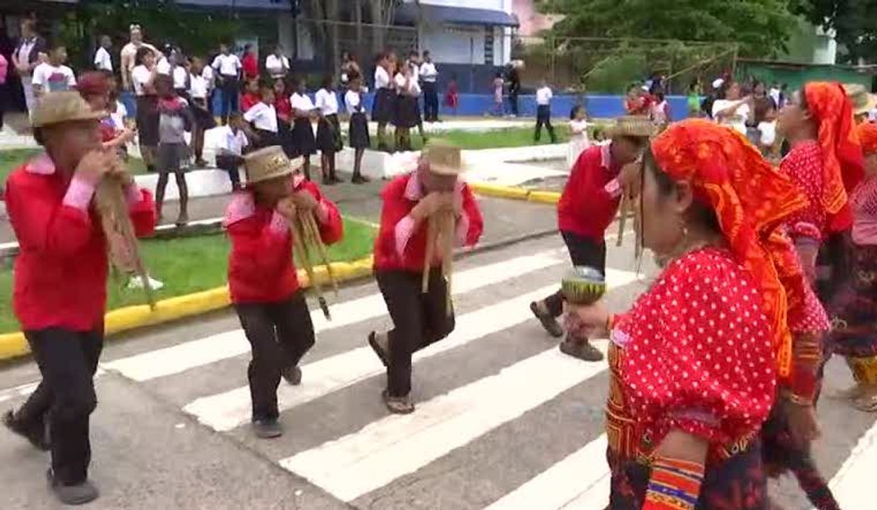 Realizan desfile cultural parar cerrar Mes de Pueblos Indígenas