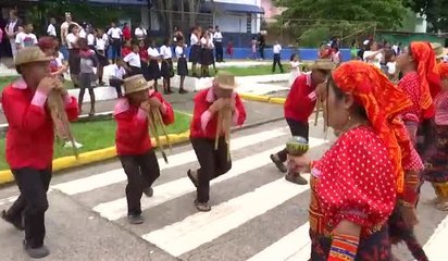 Realizan desfile cultural parar cerrar Mes de Pueblos Indígenas