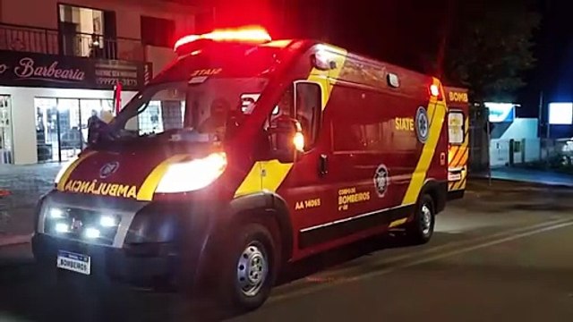 Motorista bate em caminhão estacionado e precisa ser resgatado pelo porta-malas no Santa Felicidade