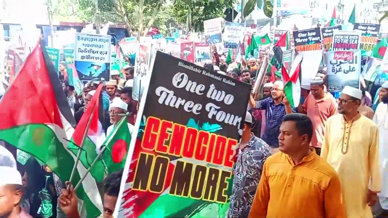 বাংলাদেশের জাতীয় মসজিদ বায়তুল মোকারমের দক্ষিন গেট থেকে প্লেকার্ড হাতে মিছিল