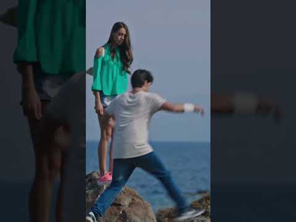 فراشة يحاول إنقاذ روز من الأفعى 😯 | مسلسل حكاية بودروم #حكاية_بودروم #bodrummasalı #kanald #shorts