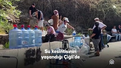 Su kesintisinin yaşandığı İzmir Çiğli'de bazı vatandaşlar çeşmede kuyruk oluşturdu