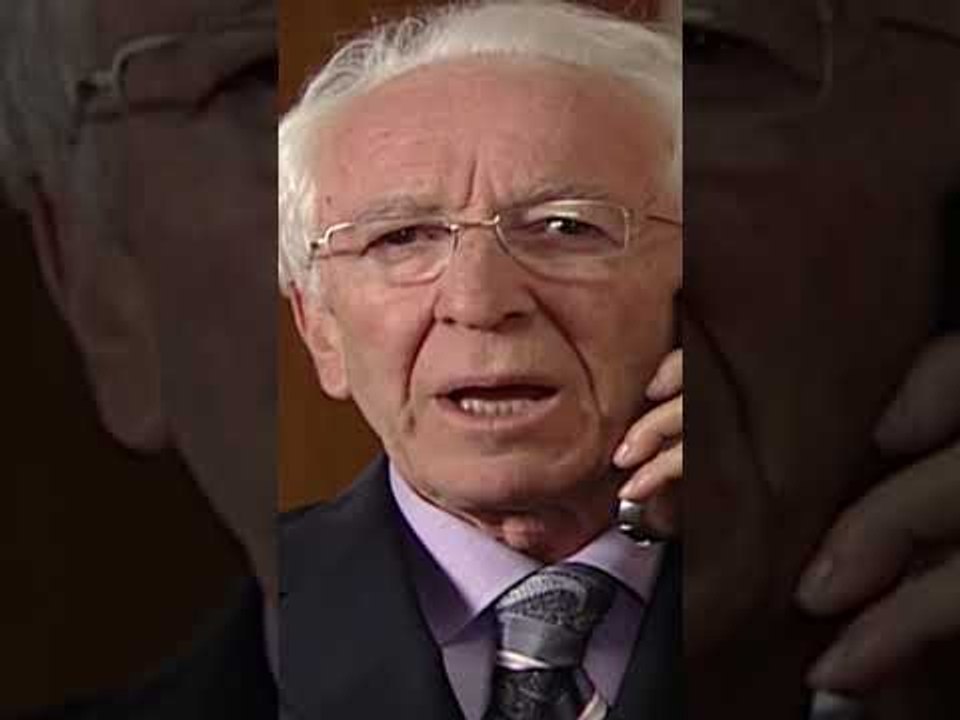 عم يهددوك بصوت عالي 🙄 | مسلسل الاسم المستعار #الاسم_المستعار #KodAdı #kanald #shorts