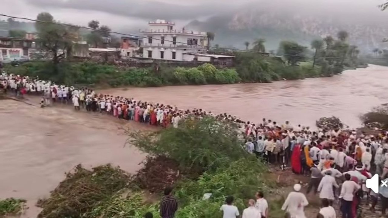 रूपारेल नदी में आया जबर्दस्त पानी माधोगढ़ गांव का संपर्क कटा