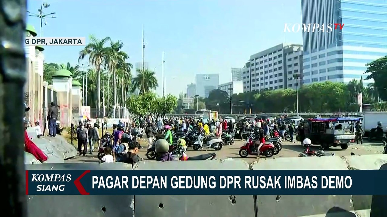 Pagar Depan Gedung DPR Jebol, Personel Brimob-TNI Masih Berjaga Pascademo | KOMPAS SIANG