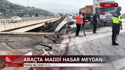Hatay'da kontrolden çıkan tır bariyerlere saplandı