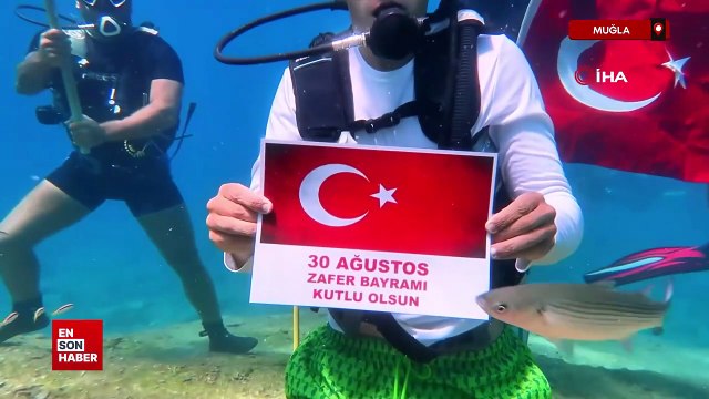 Muğla'da deniz dibinde Türk bayraklı 30 Ağustos kutlaması