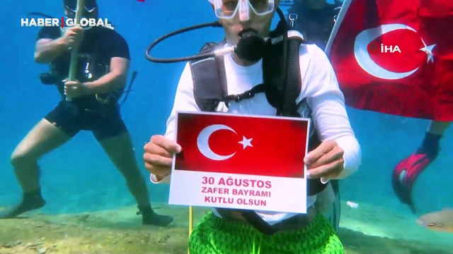 Deniz dibinde Türk bayraklı 30 Ağustos kutlaması
