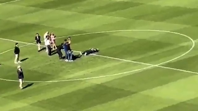 La imagen que ha sorprendido a todos: Laporta tumbado en el césped del Camp Nou