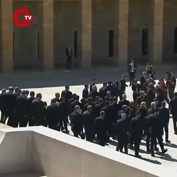 30 Ağustos’ta da aynı rezalet Anıtkabir’de “Recep Tayyip Erdoğan” sloganları yükseldi!