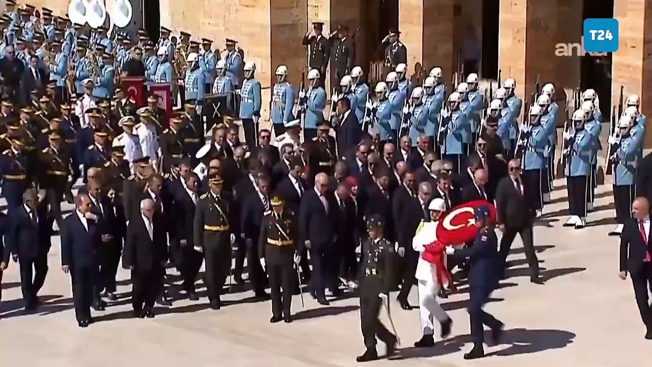 Cumhurbaşkanı Anıtkabiri ziyaret etti, "Recep Tayyip Erdoğan" sloganları