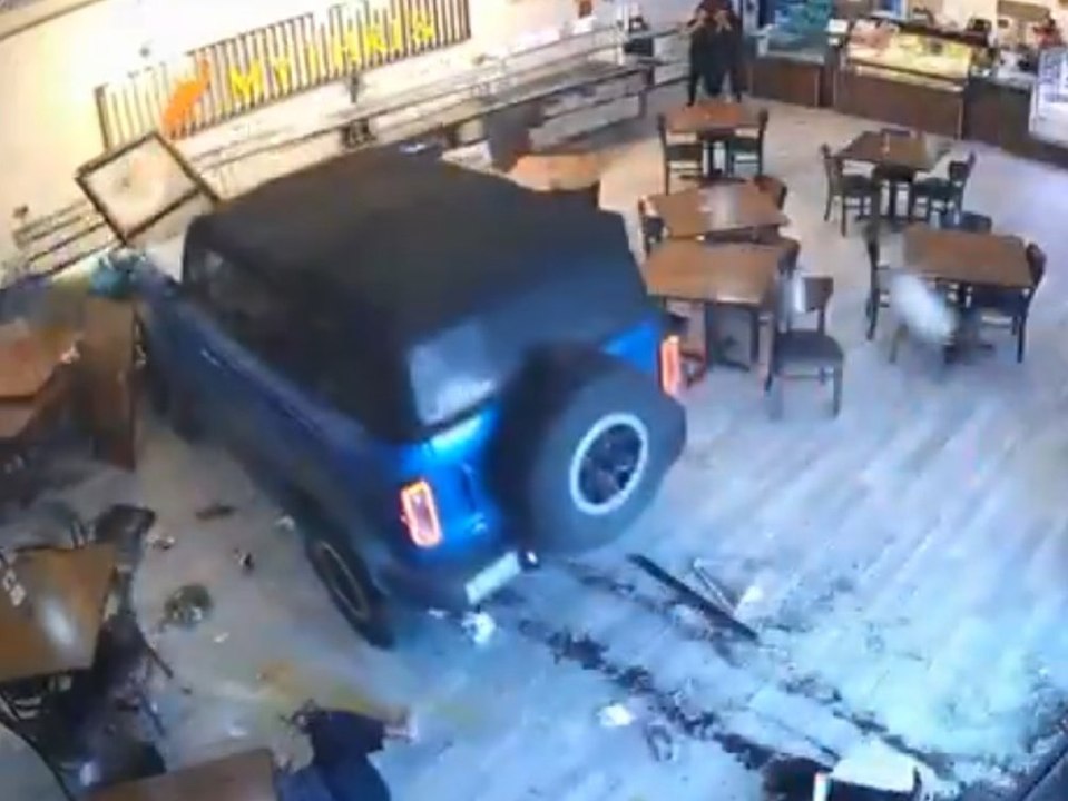 SUV-Crash im Restaurant: Gäste mit Schrecken davongekommen