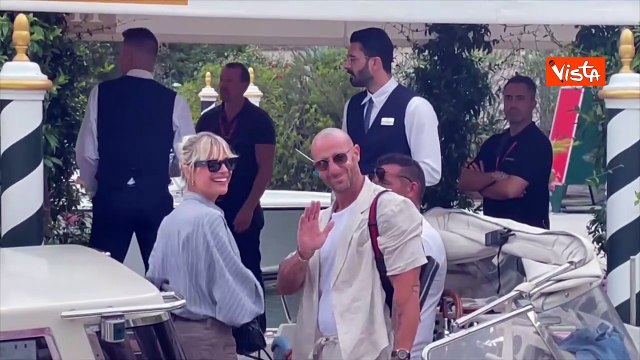 Venezia 82, Micaela Ramazzotti arriva al Lido e saluta i fotografi