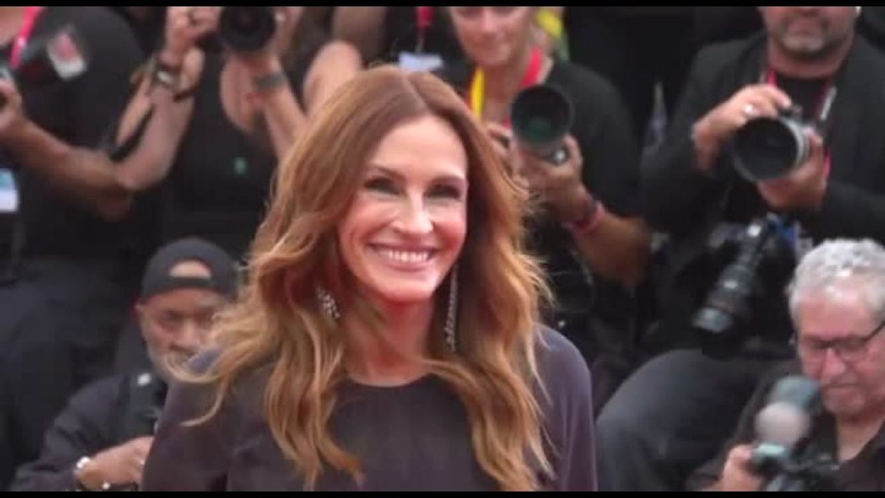 A Venezia Julia Roberts illumina il red carpet dopo la pioggia