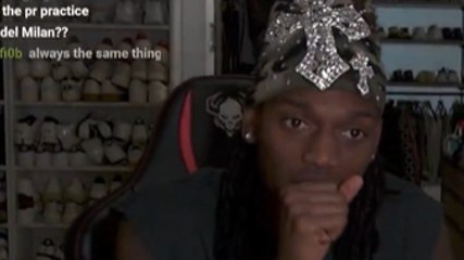 Leao imita un giornalista e si intervista da solo: che risate!