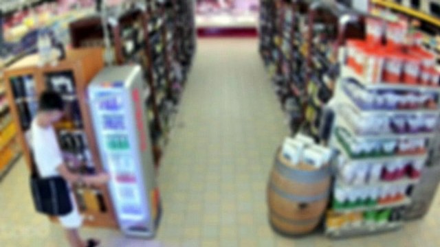 Porto Cervo, ladro in azione al Dettori market: ruba 6 bottiglie di Dom Perignon e si d? alla fuga