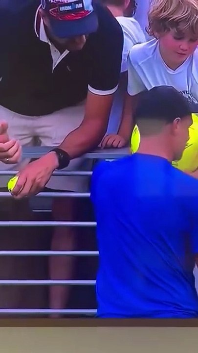 US Open, adulto ruba il cappellino di Majchrzak a un bambino: scoppia la polemica