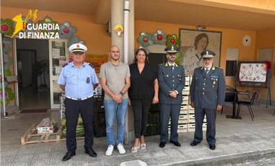 Due tonnellate di frutta e verdura sequestrate ad abusivo donate in beneficenza dalla Guardia di Finanza (30.08.25)