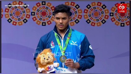 பளு தூக்குதல் சாம்பியன்ஷிப்: பதக்கம் வென்ற கோவில்பட்டி வீரர்கள்; குடும்பத்தினர் நெகிழ்ச்சி!