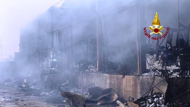Napoli, incendio devasta capannone in zona est: alte colonne di fumo (30.08.25)