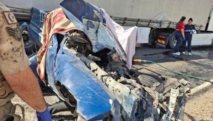 Hakkari’de kamyonet ile TIR çarpıştı: Ölü ve yaralılar var