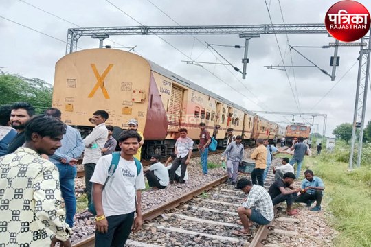 Watch Video : रानीखेत एक्सप्रेस का इंजन हाफा : एक घंटे से ज्यादा देरी तक राजकीयवास में खड़ी रही ट्रेन, यात्री हुए परेशान