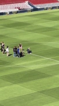 El vídeo de Laporta revolcándose sobre el césped del Spotify Camp Nou