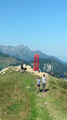 El SECRETO de la Cabina Roja: La VISTA que te dejará sin aliento en los Alpes 🤫🇫🇷