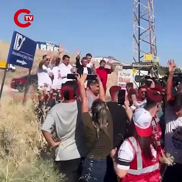 CHP Lideri Özgür Özel ve Gençlik Kolları Genel Başkanı Cem Aydın, Adana'dan Silivri'ye yürüyen gençlik kollarını Ankara sınırından Silivri'ye uğurladı.