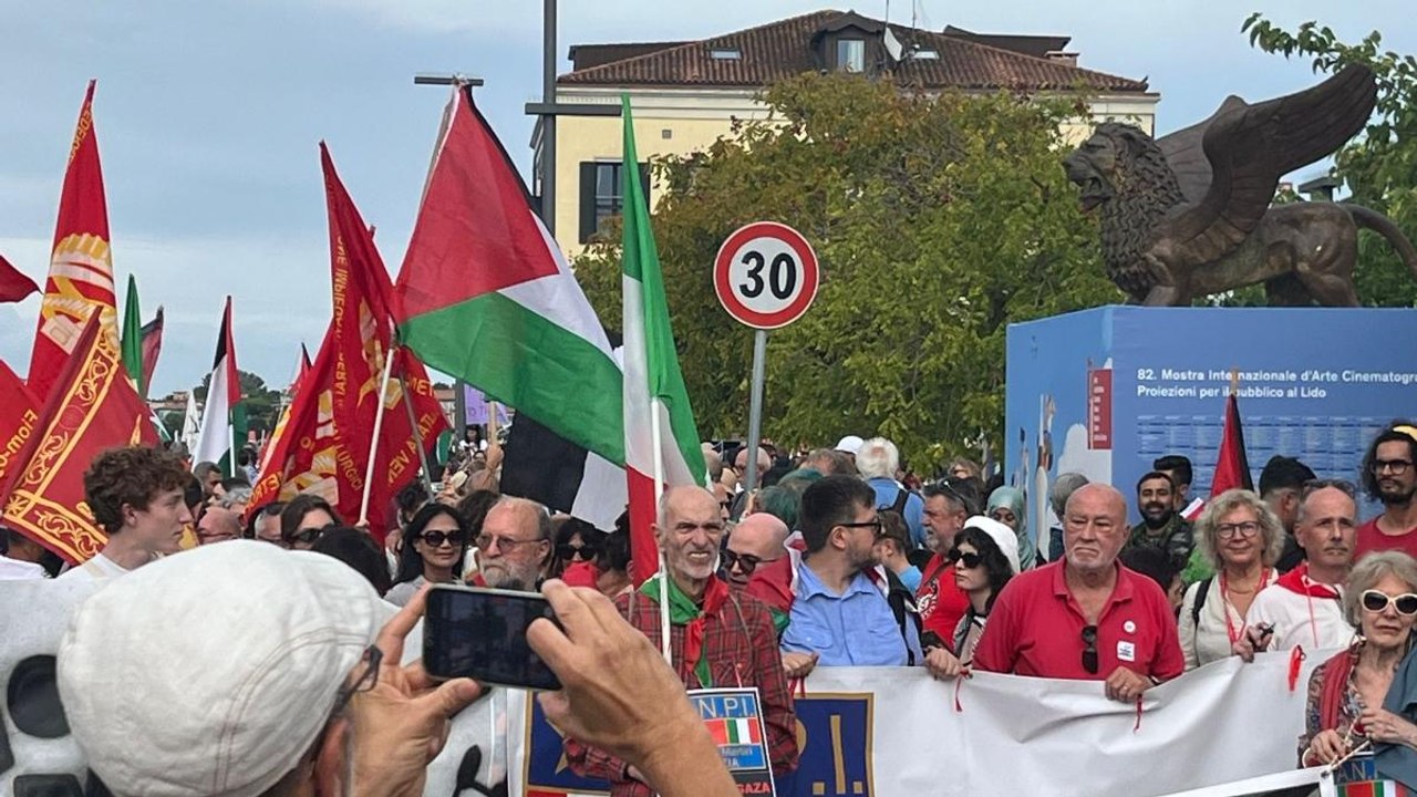 Lo sbarco dei manifestanti pro Pal al Lido di Venezia