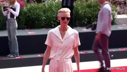 Tilda Swinton sul red carpet a Venezia per "Broken English"
